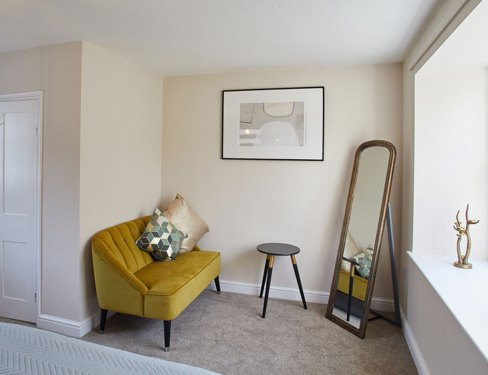 Imagen de dormitorio principal tradicional de tamaño medio con paredes beige, moqueta y suelo beige