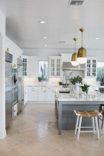 Breezy Beach Style Brings Joy to a Designer’s Kitchen and Bedroom (one photo)