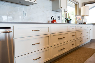 Example of a large mountain style concrete floor and gray floor eat-in kitchen design with an undermount sink, shaker cabinets, light wood cabinets, granite countertops, stainless steel appliances and an island