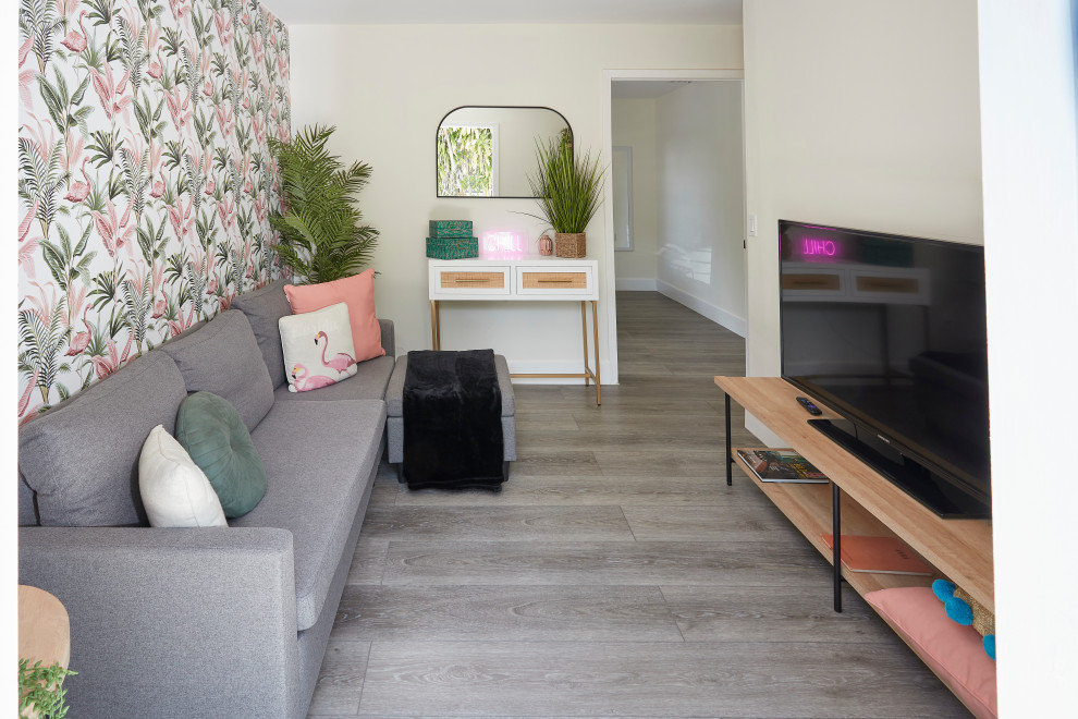 Inspiration för små eklektiska separata vardagsrum, med ett finrum, vita väggar, vinylgolv, en fristående TV och grått golv