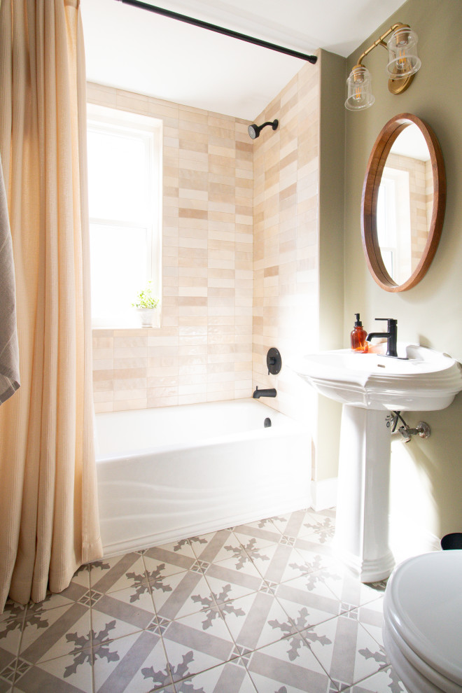 Immagine di una stanza da bagno padronale moderna di medie dimensioni con vasca/doccia, WC monopezzo, pareti verdi, pavimento in gres porcellanato, lavabo a colonna, doccia con tenda, top bianco e un lavabo