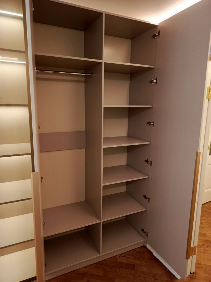 Распашные шкафы