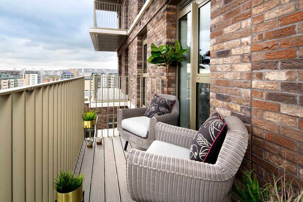 Small contemporary balcony in London with no cover and metal railing.