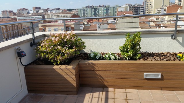 Jardineras de madera tecnológica y revestimiento pared - Moderno - Jardín -  Otras zonas - de Exteriors Castellar