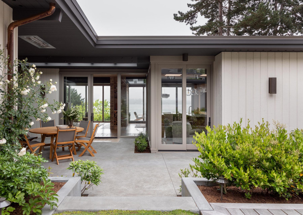 Design ideas for a midcentury patio in Seattle.