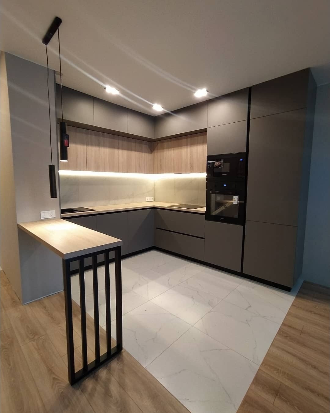 Кухня до потолка 2 ряда