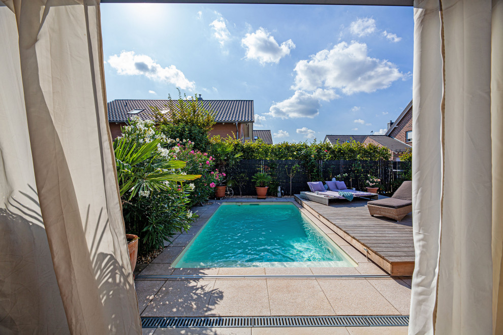 Kleiner Pool neben dem Haus mit Dielen in Köln