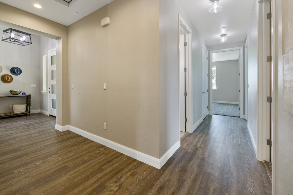 Exemple d'un couloir chic avec un mur gris, un sol en vinyl et un sol marron.