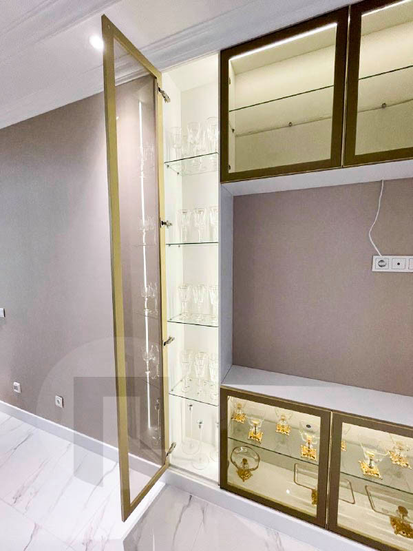 Шкаф со стеклянными фасадами