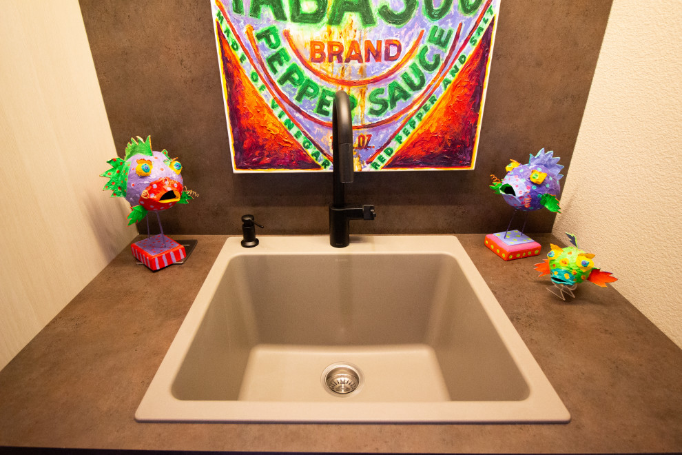 Contemporary Treehouse Laundry Room