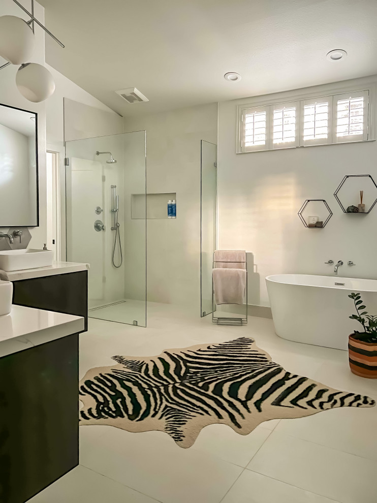 Idéer för ett stort modernt flerfärgad en-suite badrum, med släta luckor, bruna skåp, ett fristående badkar, en kantlös dusch, en toalettstol med hel cisternkåpa, grå kakel, porslinskakel, vita väggar, klinkergolv i porslin, ett fristående handfat, bänkskiva i kvarts, vitt golv och med dusch som är öppen