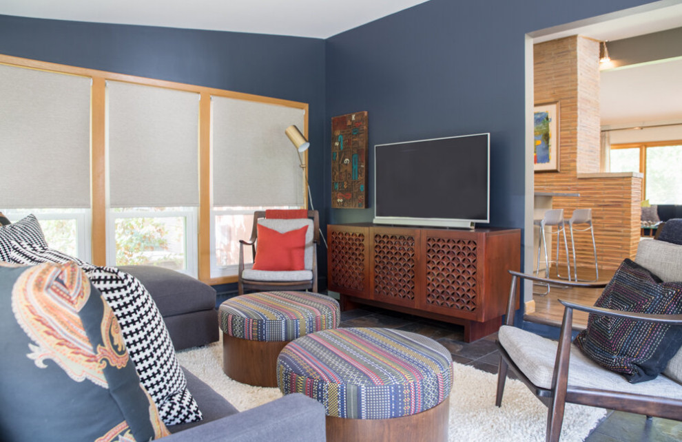 Стильный дизайн: изолированная гостиная комната среднего размера в стиле ретро с синими стенами, отдельно стоящим телевизором, полом из сланца и синим полом - последний тренд