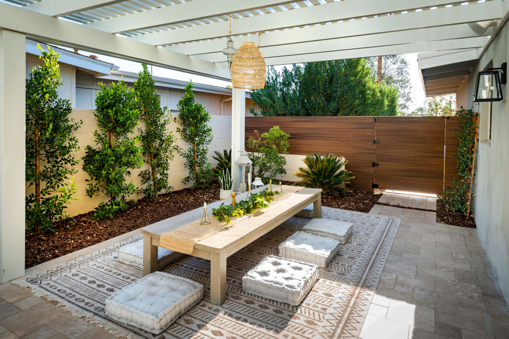 Стильный дизайн: участок и сад на боковом дворе в стиле кантри с перегородкой для приватности, полуденной тенью, настилом и с деревянным забором - последний тренд