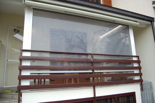 Chiusura Balcone con tende cristal trasparente e zanzariere vista esterna -  Moderno - Milano - di Florio outdoor | Houzz