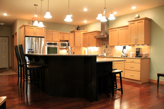 Light+Dark Maple Kitchen | Effingham, IL clasico-cocina