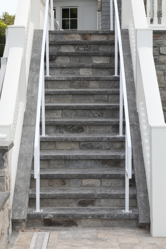 Imagen de escalera clásica con escalones de piedra caliza