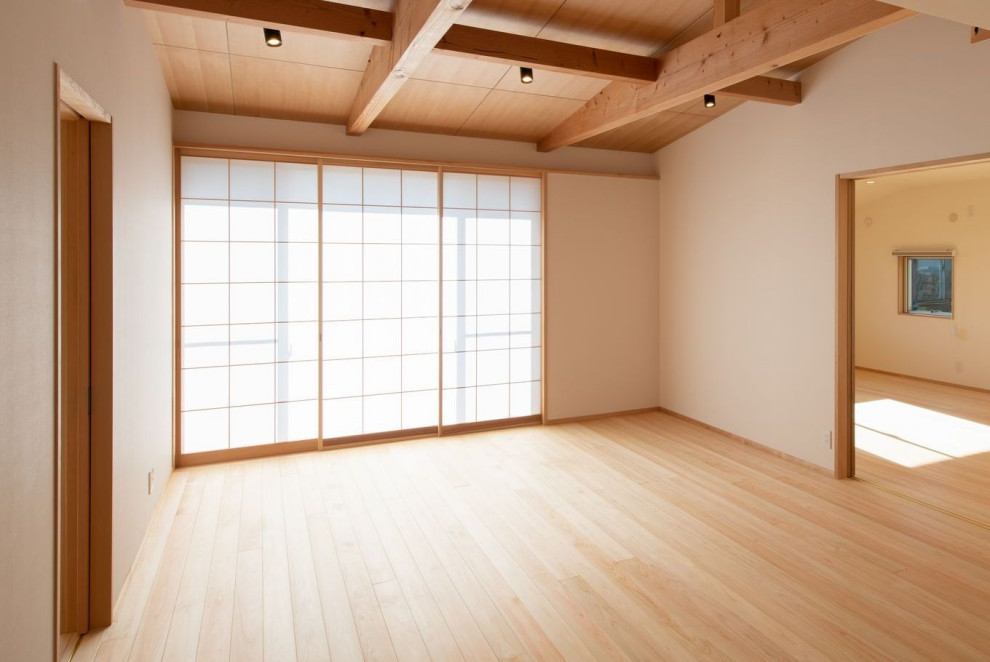 Свежая идея для дизайна: открытая гостиная комната среднего размера в восточном стиле с белыми стенами, светлым паркетным полом, отдельно стоящим телевизором, бежевым полом, деревянным потолком и обоями на стенах - отличное фото интерьера