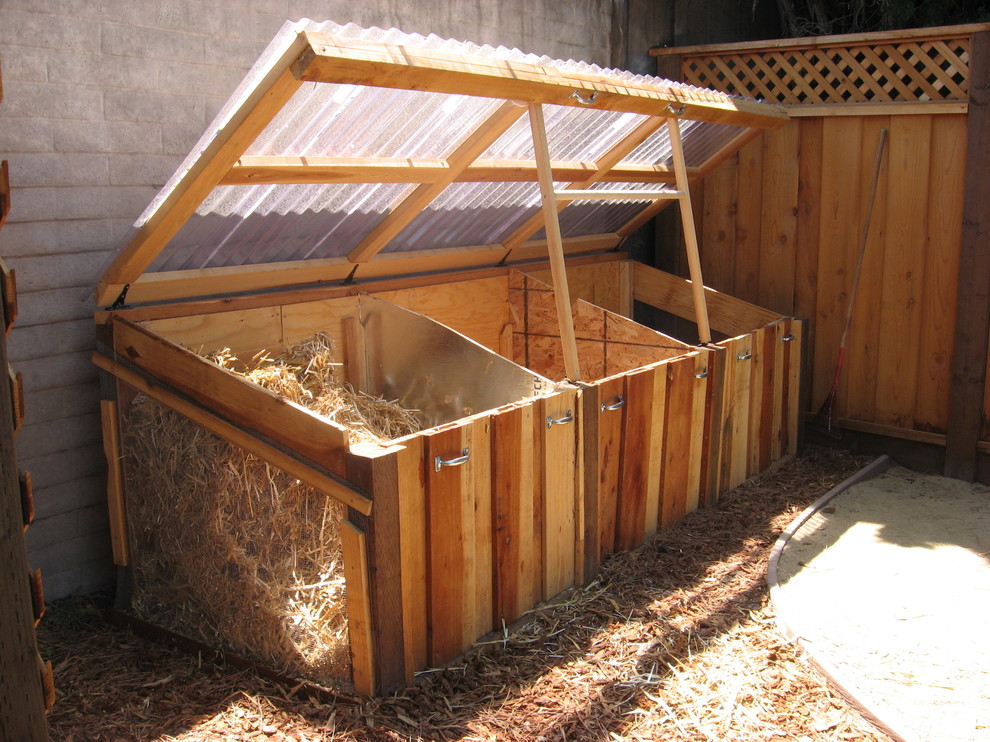 This is an example of a mid-sized contemporary partial sun backyard mulch vegetable garden landscape in San Francisco.