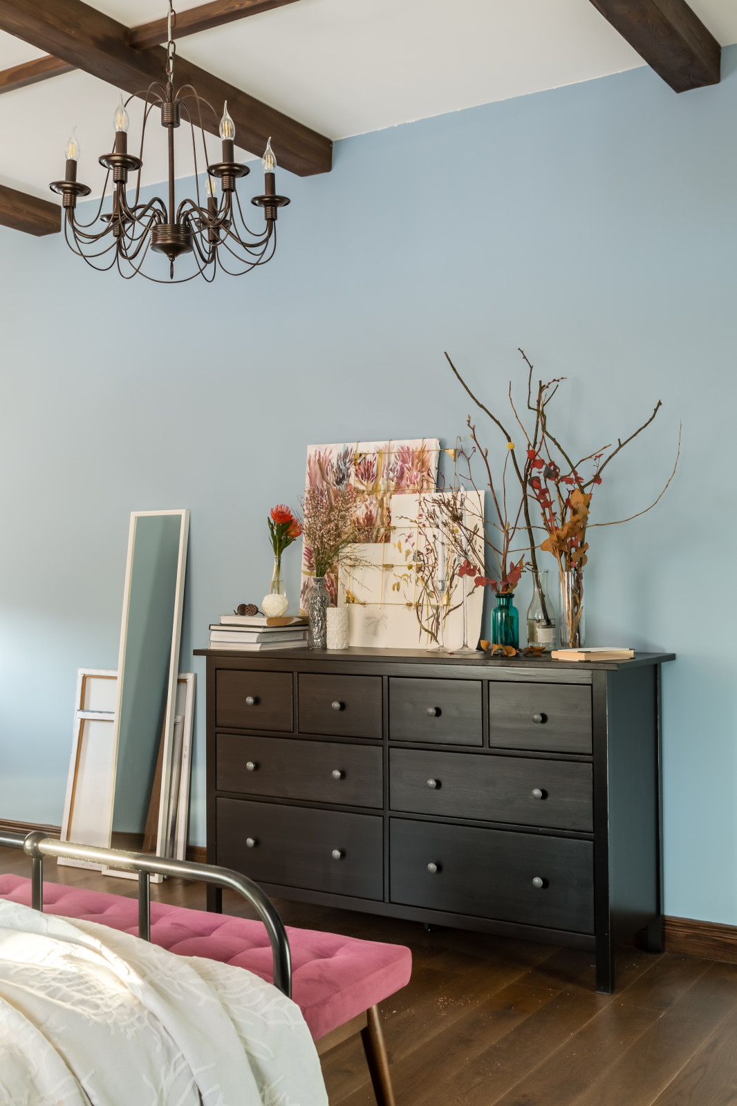 Спальня с голубыми стенами