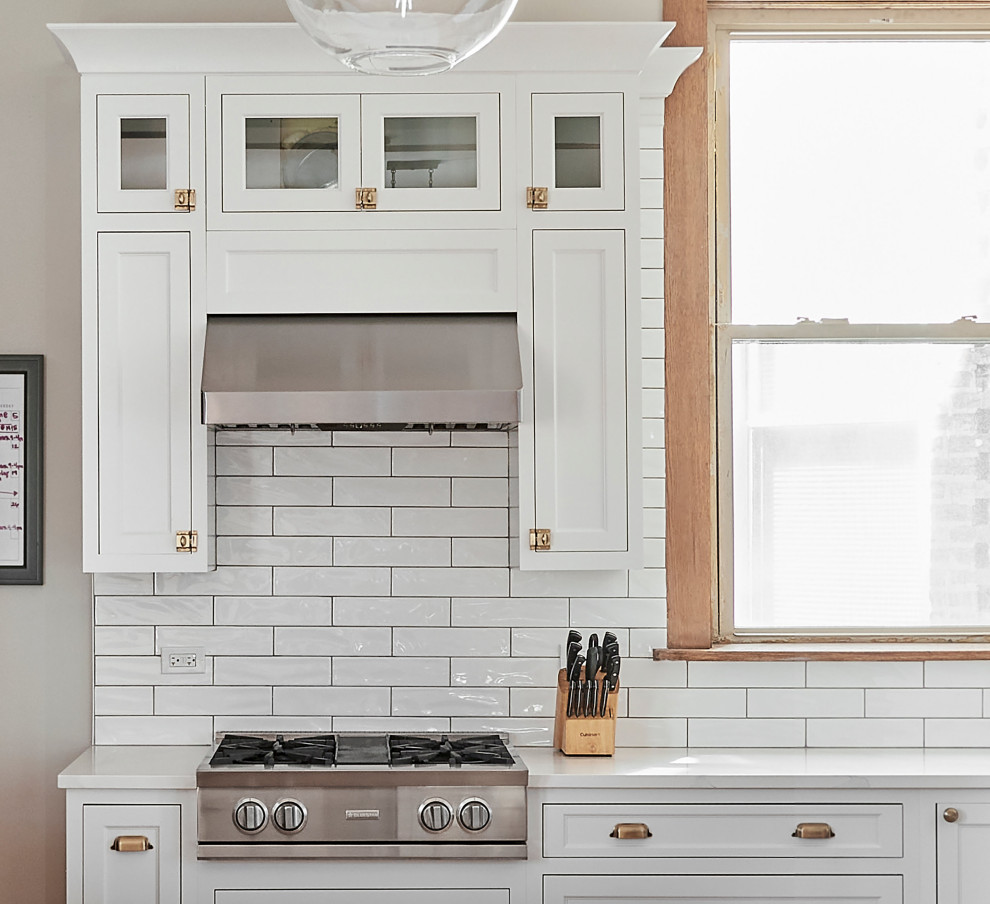 Idéer för att renovera ett mellanstort lantligt vit vitt kök och matrum, med en nedsänkt diskho, luckor med infälld panel, vita skåp, bänkskiva i kvartsit, vitt stänkskydd, stänkskydd i keramik, färgglada vitvaror, ljust trägolv och en köksö