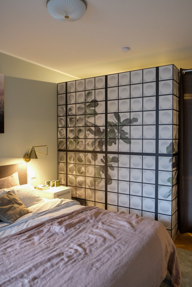 Стильный дизайн: хозяйская спальня среднего размера в стиле модернизм с зелеными стенами, паркетным полом среднего тона и обоями на стенах - последний тренд