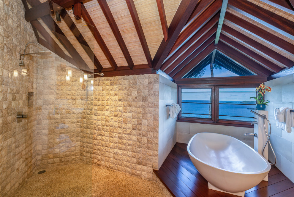 Пример оригинального дизайна: огромная ванная комната в морском стиле с отдельно стоящей ванной, угловым душем, бежевой плиткой, бежевыми стенами, темным паркетным полом, коричневым полом, открытым душем, балками на потолке и сводчатым потолком