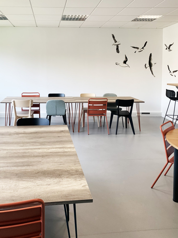 Idée de décoration pour une salle à manger minimaliste avec un mur blanc et du papier peint.
