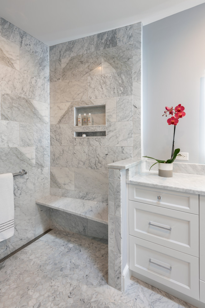 Aménagement d'une salle de bain principale classique de taille moyenne avec un placard avec porte à panneau encastré, des portes de placard grises, une douche à l'italienne, un carrelage gris, du carrelage en marbre, un mur gris, un sol en marbre, un lavabo encastré, un plan de toilette en marbre, un sol gris, un plan de toilette blanc, un banc de douche, meuble simple vasque et meuble-lavabo encastré.