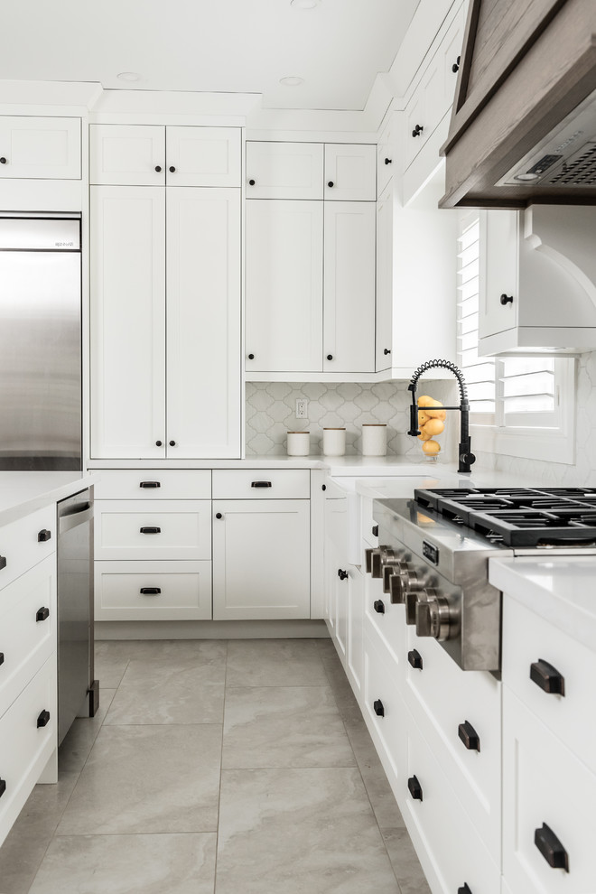 Kitchen - transitional kitchen idea in Toronto