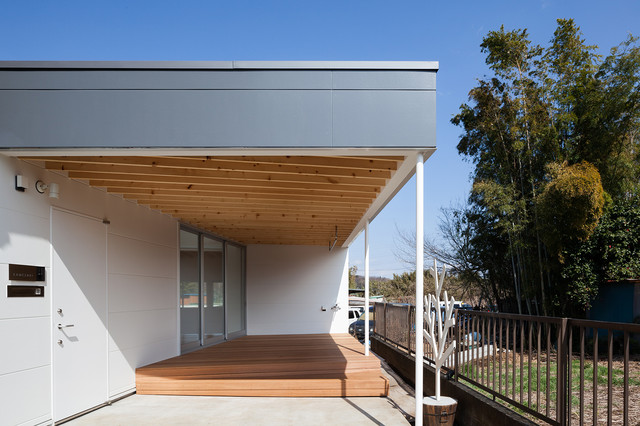 番田の住宅 moderno-porche