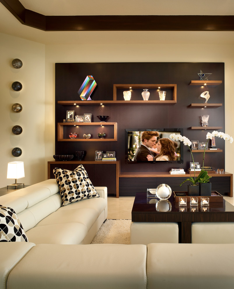 Contemporary family room in Detroit with beige walls and a wall-mounted tv.