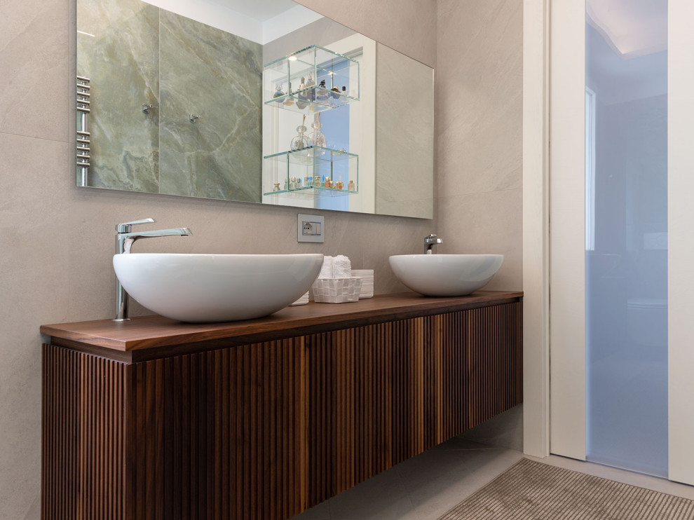 Exemple d'une grande salle de bain moderne avec une vasque, un plan de toilette en bois, un plan de toilette marron, meuble double vasque et meuble-lavabo suspendu.