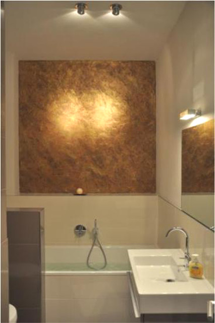 Bad, Badezimmer mit Gold über der Badewanne - Modern - Badezimmer