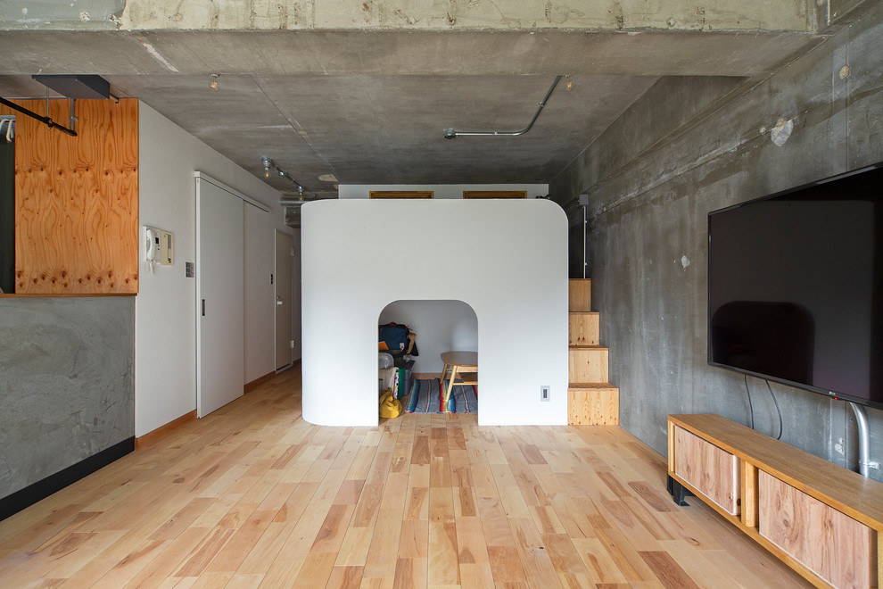 Design ideas for an industrial loft-style family room in Kyoto with grey walls and medium hardwood floors.