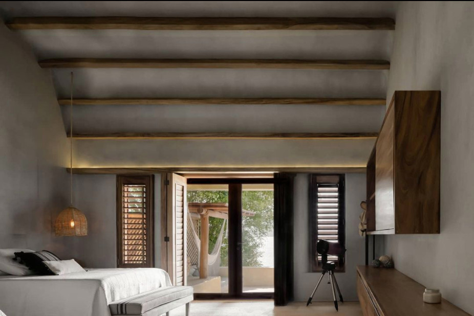 Идея дизайна: большая хозяйская спальня в средиземноморском стиле с серыми стенами, полом из известняка, бежевым полом и балками на потолке