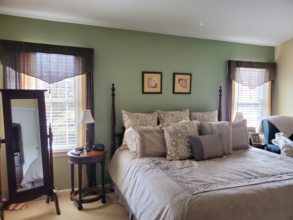 Стильный дизайн: хозяйская спальня среднего размера в классическом стиле с разноцветными стенами, ковровым покрытием и бежевым полом - последний тренд
