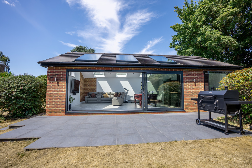 Bright and spacious Summer House Deck London by Insight ProBuild