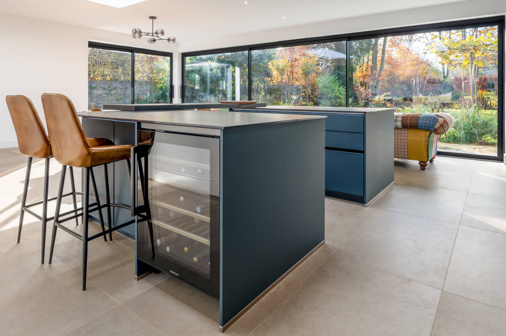 Esempio di una grande cucina moderna con ante lisce, ante blu, top in quarzite e top nero