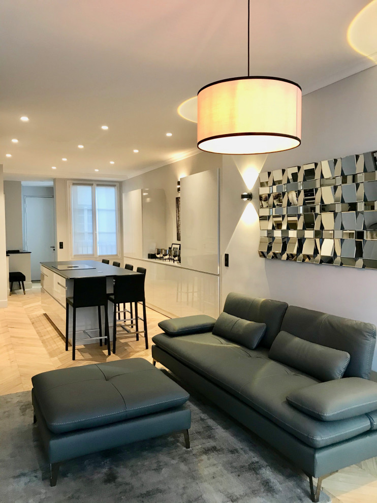 Foto di un grande soggiorno design aperto con pareti grigie, parquet chiaro, TV a parete, libreria, camino lineare Ribbon e pavimento marrone