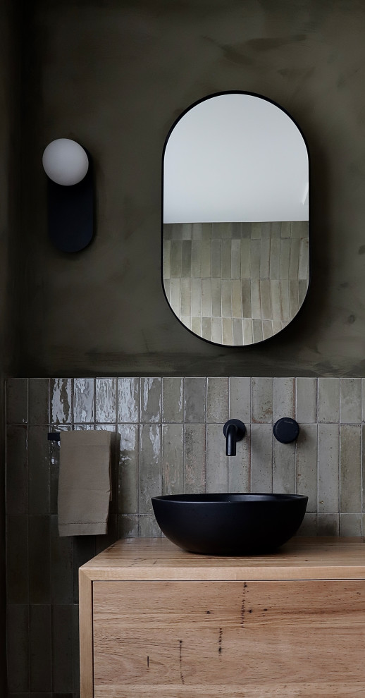 Ejemplo de cuarto de baño doble y flotante con puertas de armario de madera oscura, baldosas y/o azulejos verdes, paredes verdes y encimera de madera