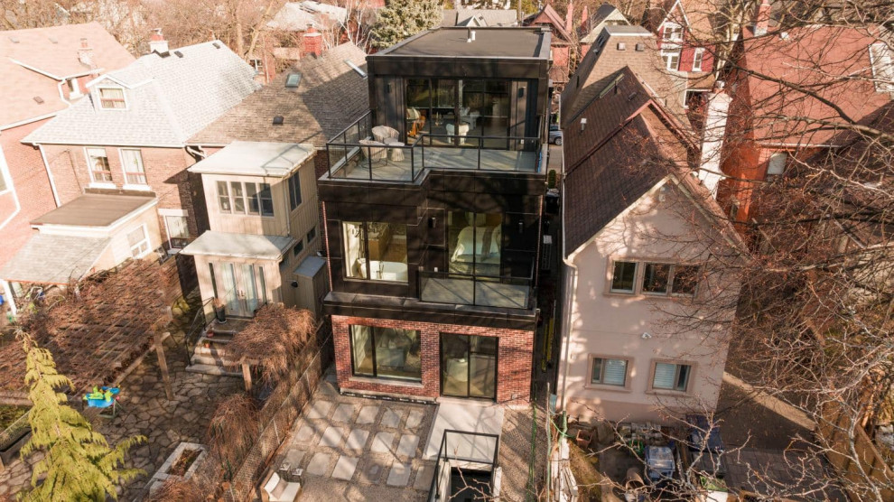 Example of a transitional home design design in Toronto