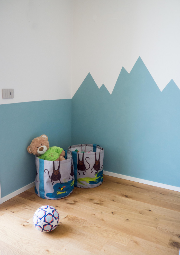 他の地域にあるお手頃価格の中くらいな北欧スタイルのおしゃれな子供部屋 (緑の壁、無垢フローリング、児童向け、表し梁、板張り壁) の写真