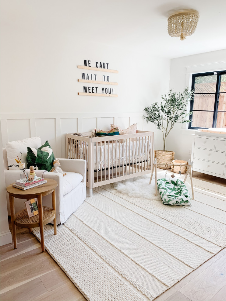 На фото: комната для малыша в стиле кантри с