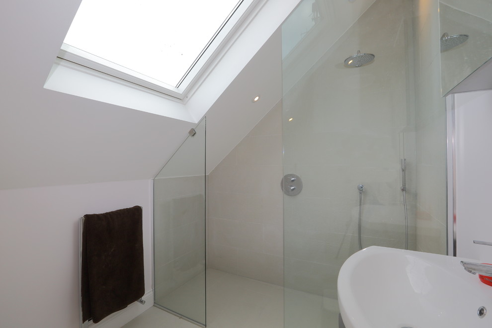 ロンドンにある中くらいなモダンスタイルのおしゃれなバスルーム (浴槽なし) (家具調キャビネット、白いキャビネット、オープン型シャワー、一体型トイレ	、セラミックタイル、白い壁、セラミックタイルの床) の写真