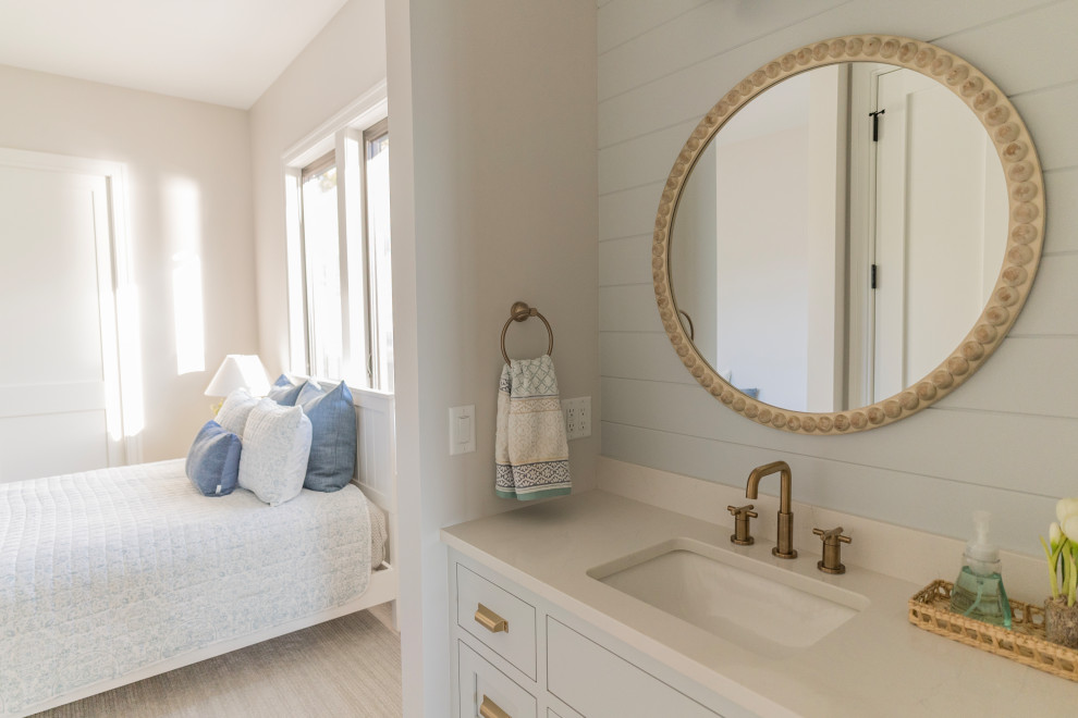 Example of a transitional home design design in Grand Rapids