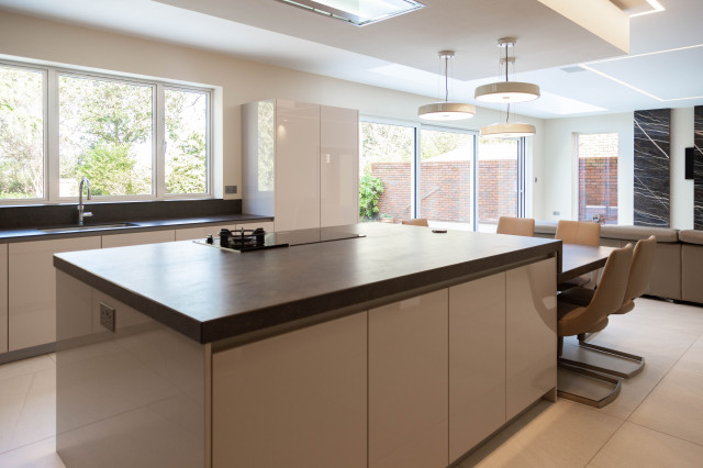 Leicht by Vogue Kitchens - Smart Open Plan Kitchen in NW London trendy-koekken