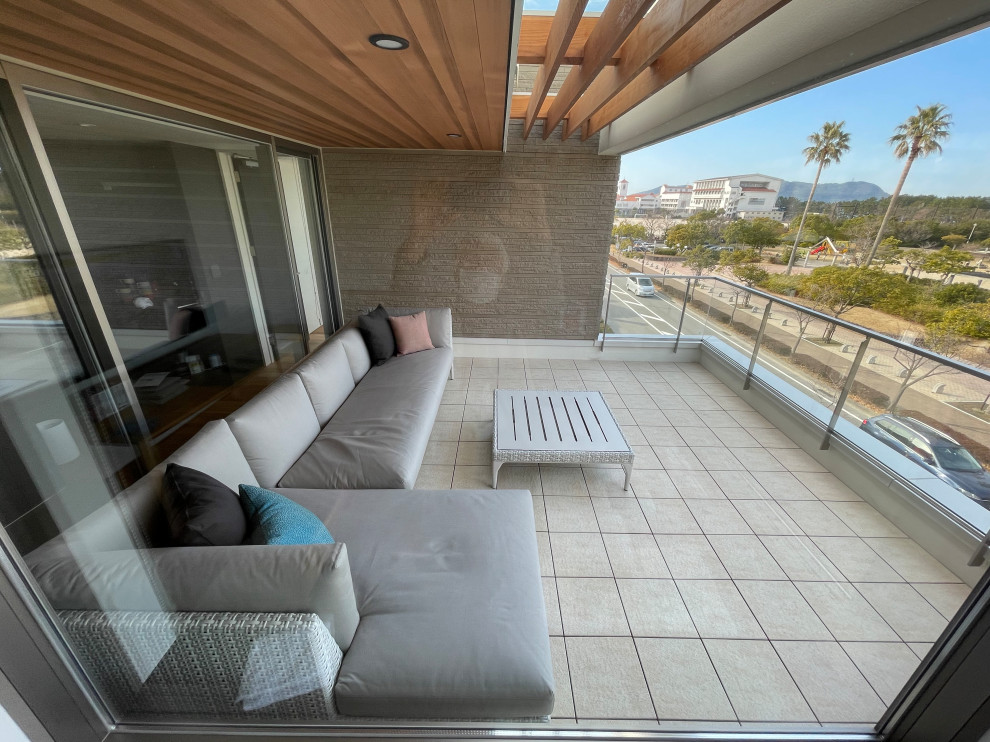 Imagen de terraza moderna de tamaño medio en azotea con pérgola y barandilla de metal