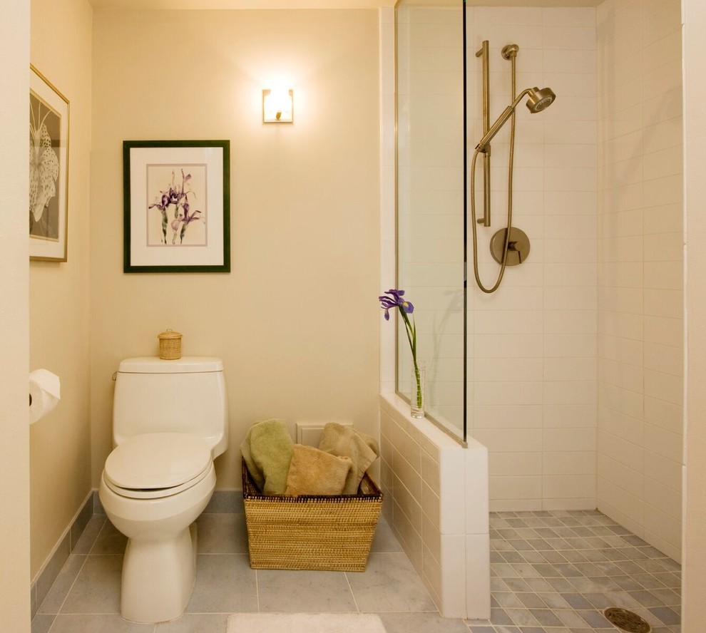 Photo of a small traditional 3/4 bathroom in Milwaukee with a curbless shower, a one-piece toilet, white tile, subway tile, beige walls, porcelain floors, grey floor and an open shower.