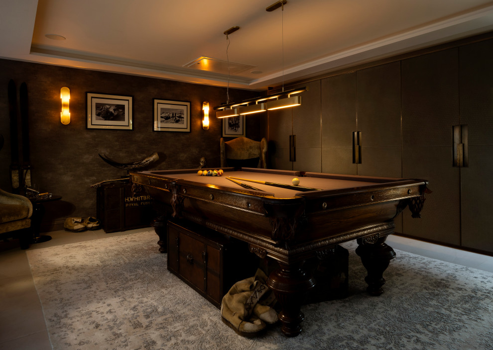 Exemple d'une petite salle de séjour éclectique fermée avec salle de jeu, un mur marron, un sol en carrelage de céramique, un sol gris, un plafond à caissons et du papier peint.