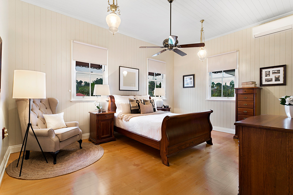 Пример оригинального дизайна: большая хозяйская спальня в викторианском стиле с коричневыми стенами, светлым паркетным полом, коричневым полом, потолком из вагонки и стенами из вагонки без камина